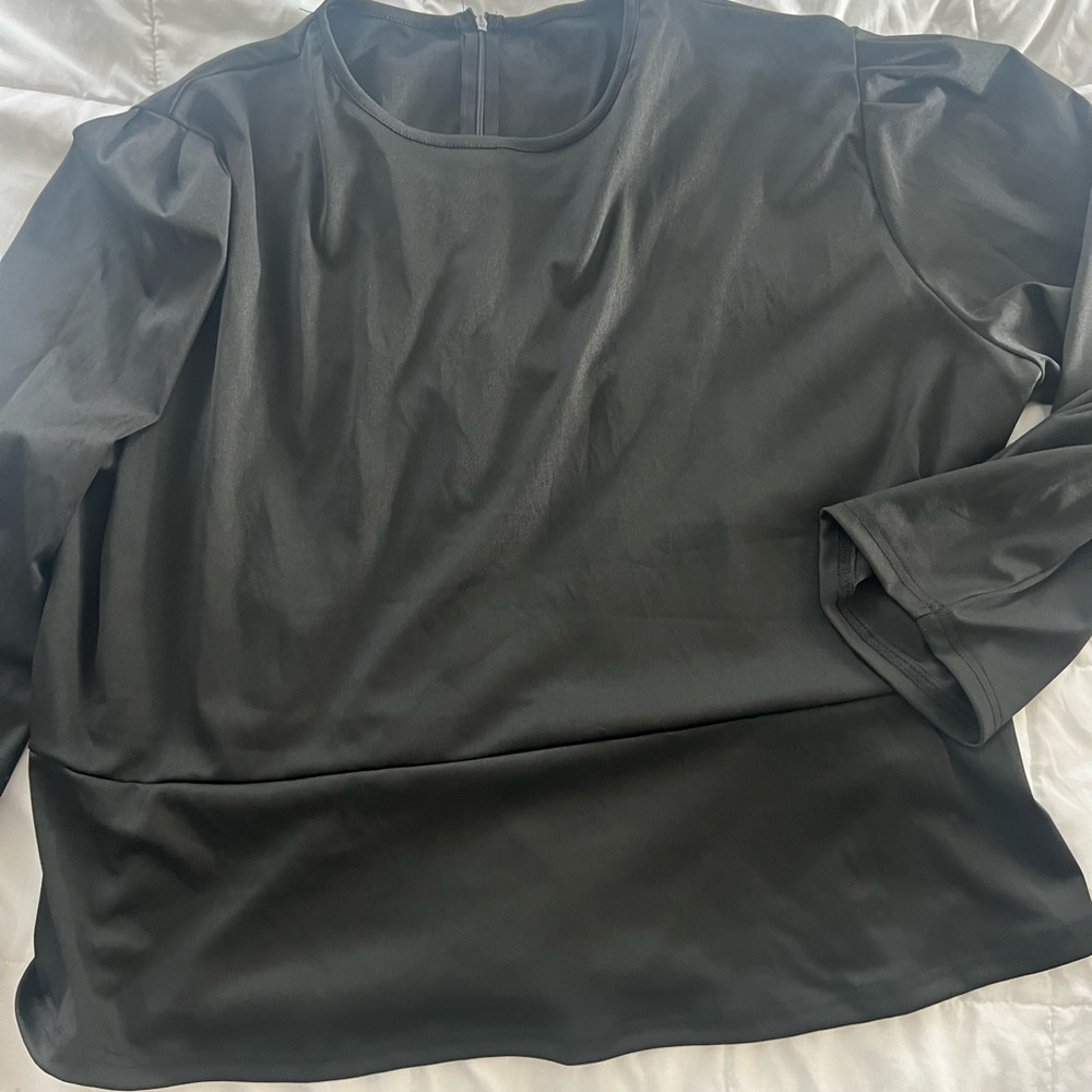 Women’s black nwot top back zip